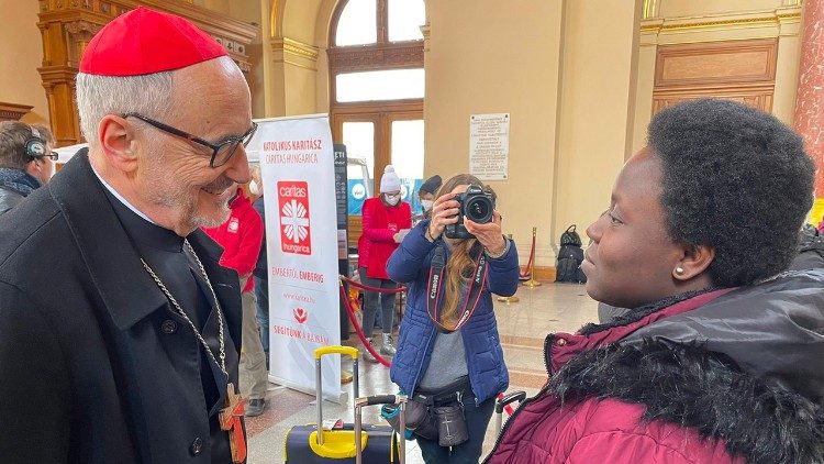 Kardinal Czerny traf etwa in Ungarn Flüchtlinge aus der Ukraine