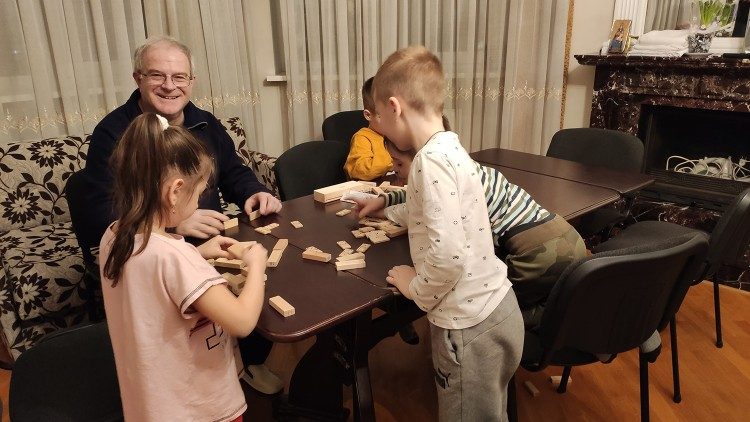 Des enfants du centre d’accueil diocésain de Chisinau occupés à jouer