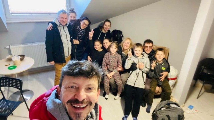 Don Giuseppe Tedesco insieme ad una famiglia ucraina a Lidz, poco prima di ripartire per l'Italia