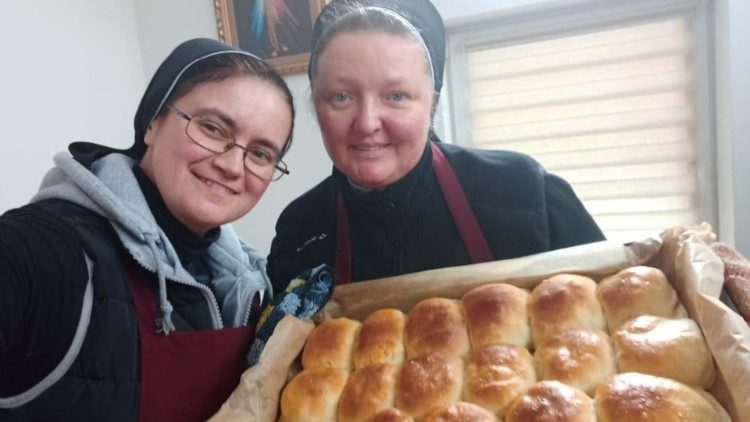 Suore della Sacra Famiglia a Kiev preparano del cibo per la popolazione colpita dal conflitto in corso