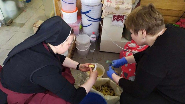 Le suore della Sacra Famiglia preparano cibo per i bisognosi e i profughi