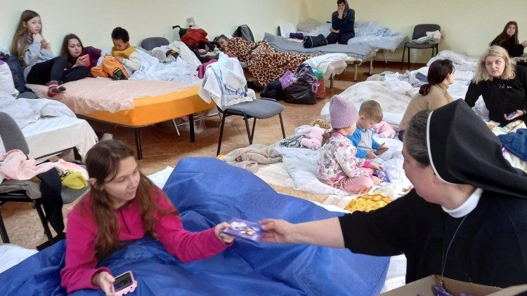 Distribución de chocolate a los refugiados ucranianos en Siret