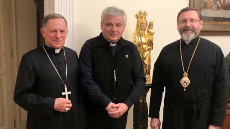 O cardeal Krajewski entre o metropolita Mokszycki (à esquerda) e Sua beatitude Shevchuk (à direita): Departamento de Informação da Igreja greco-católica ucraniana
