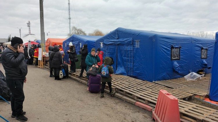 Los refugiados son acogidos en el campamento de Siret en Ucrania antes de viajar a España