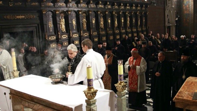 La preghiera interreligiosa per la pace nella cattedrale dei latini di Leopoli