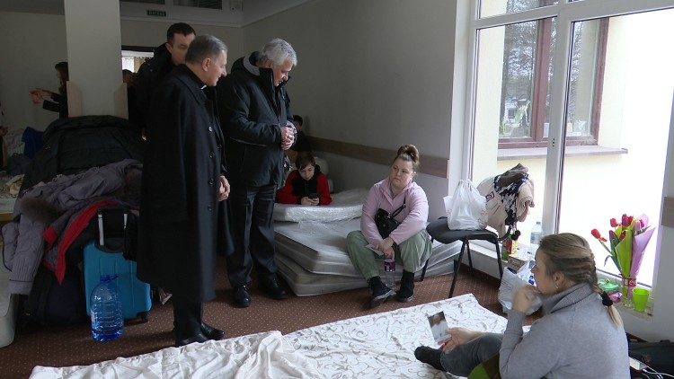 Kardinal Konrad Krajewski besucht Ukrainer in Lemberg 