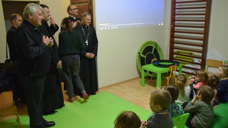 Esmoler Pontifício com crianças ucranianas