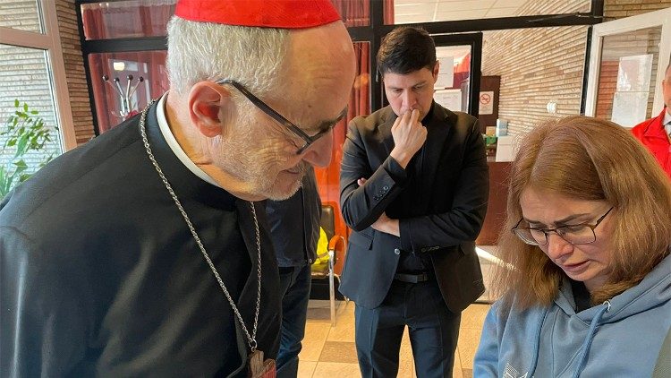 Natalia mostra al cardinale la foto dei suoi genitori anziani rimasti in Ucraina