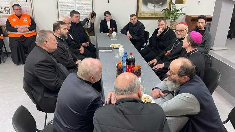 Kardinal Czerny zajedno s predstavnicima različitih konfesija koji svjedoče o zajedničkoj pomoći izbjeglicama, Berehove