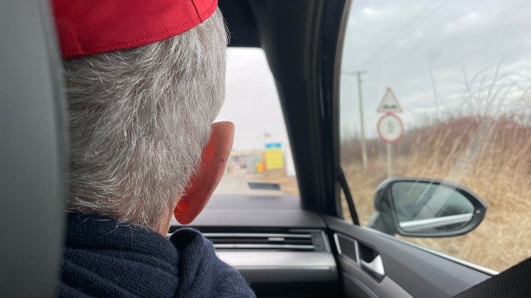 El Cardenal Czerny camino a la frontera con Ucrania