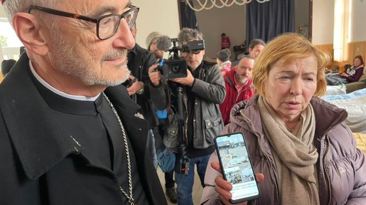 Uma mulher de Kiev mostra ao cardeal os horrores da guerra em seu telefone celular