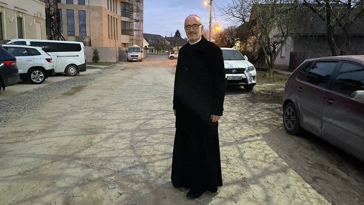 Kardinál Michael Czerny při nedávné cestě na Ukrajinu