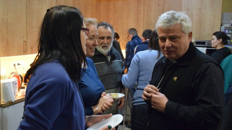 Kardināls tiekas ar Ukrainas bēgļiem
