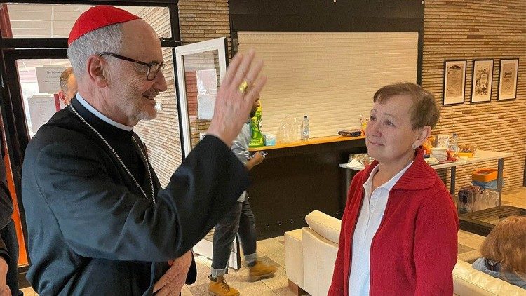 Il cardinale Czerny saluta delle donne ucraine fuggite dalla guerra