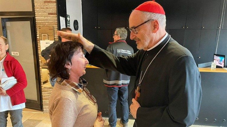 El cardenal Czerny con una refugiada ucraniana 