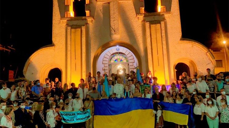 Comunidad ucraniana de Apóstoles reunida ante la Iglesia de la Santísima Trinidad para rezar por la paz en Ucrania
