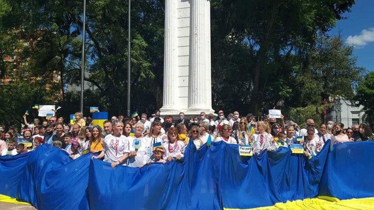 Comunidad ucraniana de la provincia de Misiones manifiesta en la Plaza 9 de Julio de Posadas por la paz en Ucrania