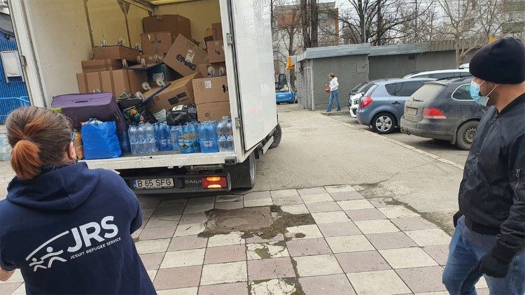 Operatori e volontari del Jrs Romania preparano un camion di aiuti per i profughi da portare al confine