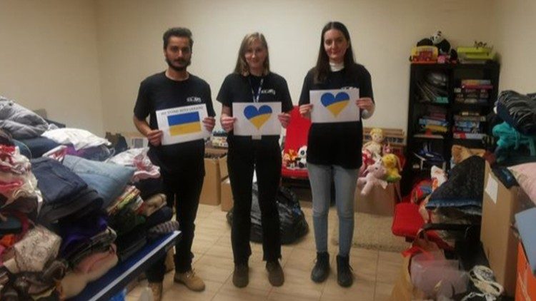Bucarest, giovani volontari del Jesuit Refugee Service orgsnizzano vestiario, alimentari e medicine donati per i profughi ucraini
