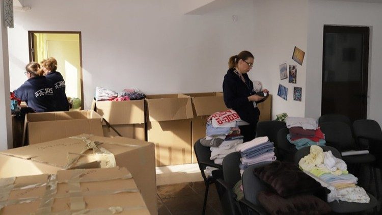 Bucarest, operatrici e volontarie del Jesuit Refugee Service preparano i pacchi con gli aiuti per i profughi ucraini