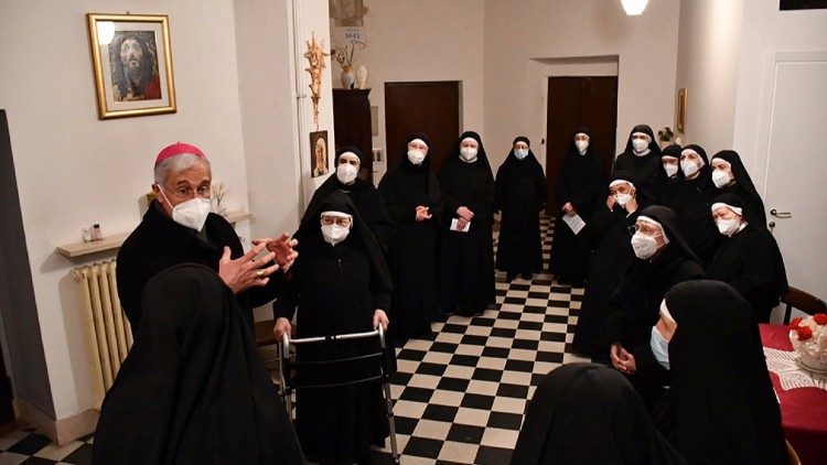 Arcivescovo-e-monache-Cascia--rsz.jpg