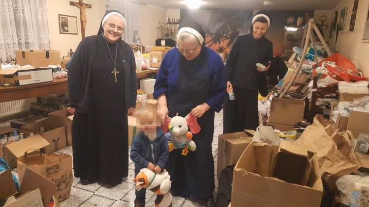 נזירות פולניות מחלקות צעצועים לילדים אוקראינים הנמלטים מהמלחמה