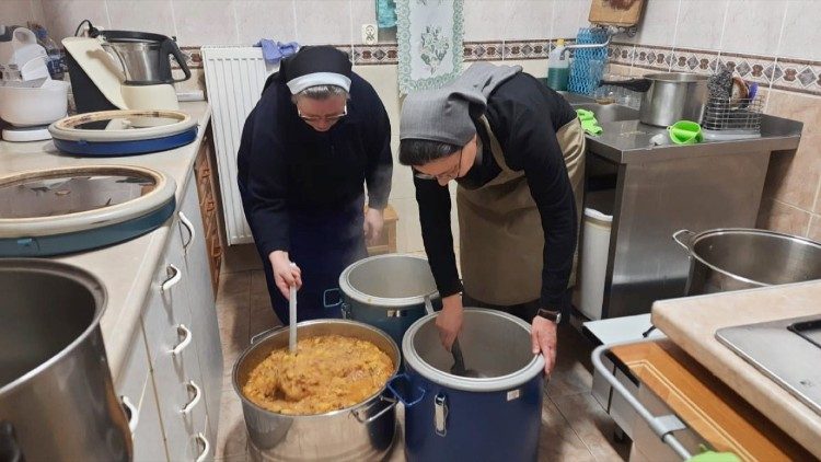 Le suore cucinano per gli ospiti delle loro case, fuggiti dalla guerra