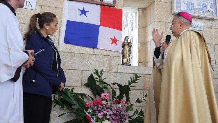 Arzobispo de Panamá entroniza la imagen de Santa María la Antigua   