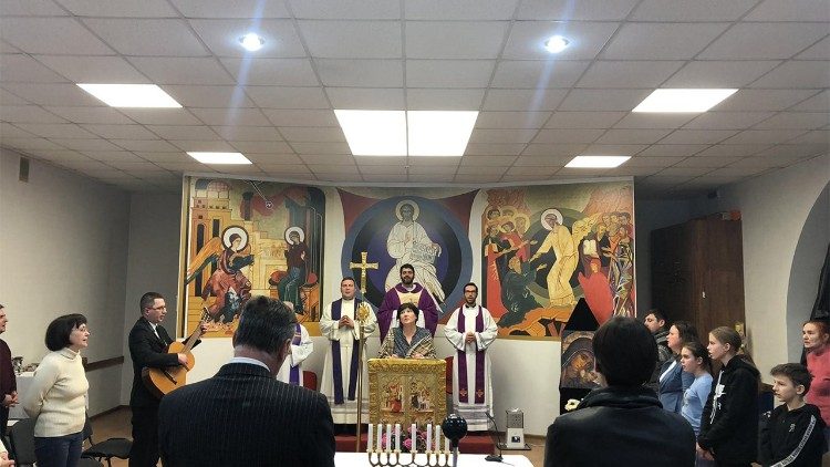 Celebración litúrgica en la parroquia de la Dormición de la Santísima Virgen María.