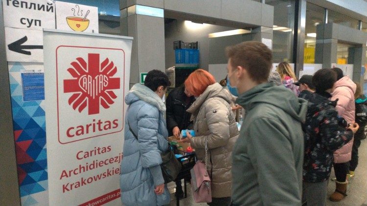 Пункт Caritas для украінсуіх бежанцаў на вакзале ў Кракаве