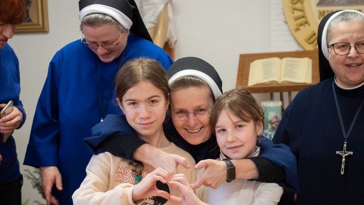 Ordensfrauen mit Flüchtlingen aus der Ukraine