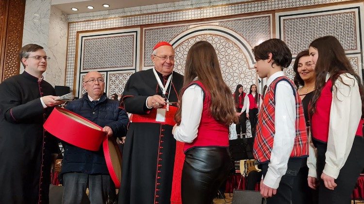 Il cardinale Sandri saluta la corale di circa 100 bambini nella cattedrale di Damasco