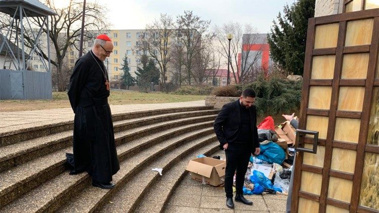 2022.03.17 Kardinál Czerny navštěvuje kostel na Slovensku, kde je shromaždován materiál na pomoc uprchlíkům