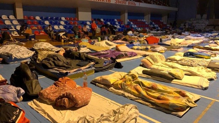 Los refugiados ucranianos duermen en bolsas de dormir proporcionados por sus anfitriones