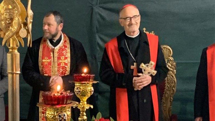 Il cardinale Czerny prega per la pace nella cattedrale di Uzgorod