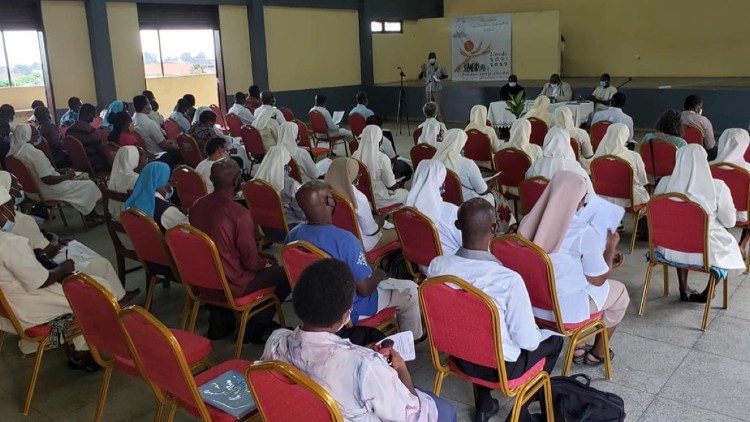 Une assemblée réunie dans le cadre du processus synodal dans le diocèse de Cabinda (Angola)