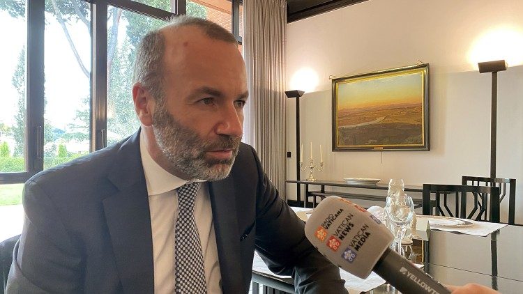 Il presidente Manfred Weber  alla Radio Vaticana in occasione della visita in Vaticano  nel 2022