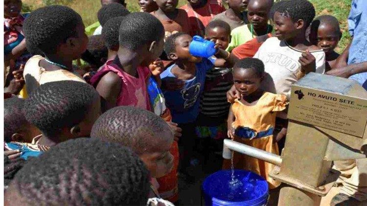 bambini introno ad un pozzo realizzato da "Ho avuto sete"