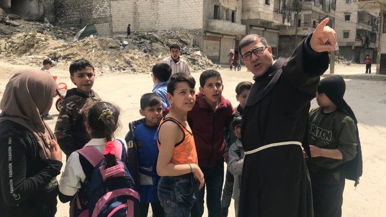 Uno dei francescani del convento di san Giuseppe con un gruppo di ragazzi del quartiere cristiano di Gemmayzeh, il più danneggiato dall'esplosione al porto