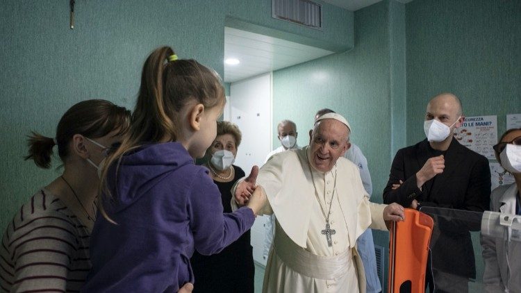 Papa viziton në spitalin Bambino Gesù fëmijët ukrainas