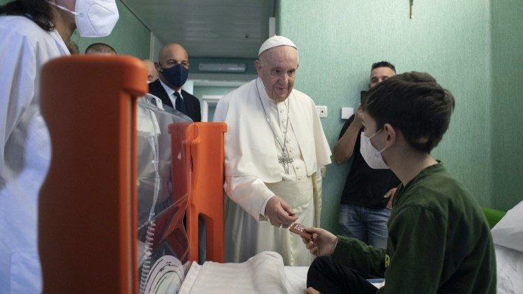 Papst Franziskus besucht ukrainische Kinder, die in der Vatikan-Kinderklinik in Rom behandelt werden