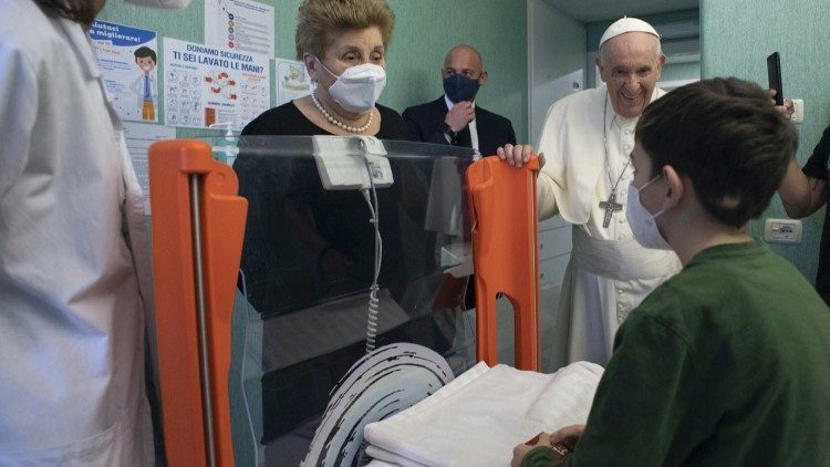Papa Francisc vizitând copiii din Ucraina internați la ”Bambino Gesù"