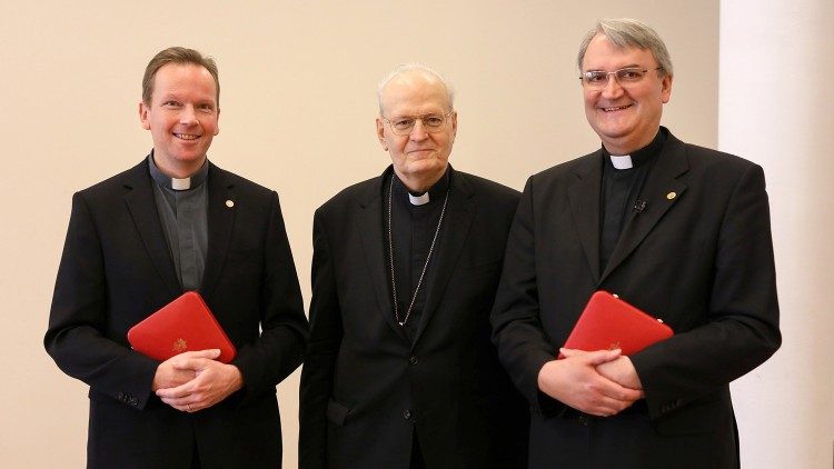 A „Pro Ecclesia et Pontifice” érdemkereszttel kitüntetettek: Fábry Kornél és Horváth Zoltán atya Erdő Péter bíborossal