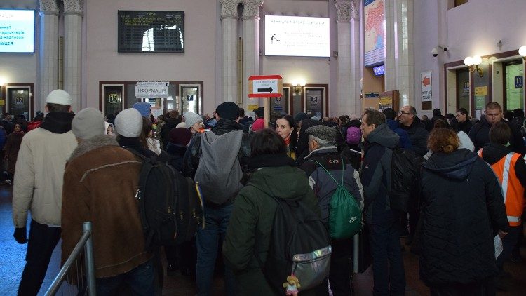 Uchodżcy na dworcu kolejowym we Lwowie