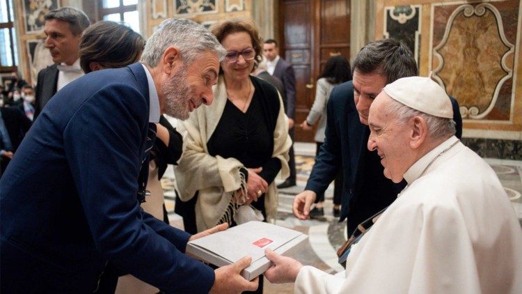 In Vaticano, la consegna al Papa di alcuni numeri della rivista Scriveresistere, 4 febbraio 2022