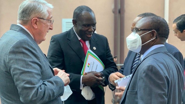 Dr Martin Pascal Tine, ambassadeur du Sénégal près le Saint Siège en discussion avec ses collègues ambassadeurs