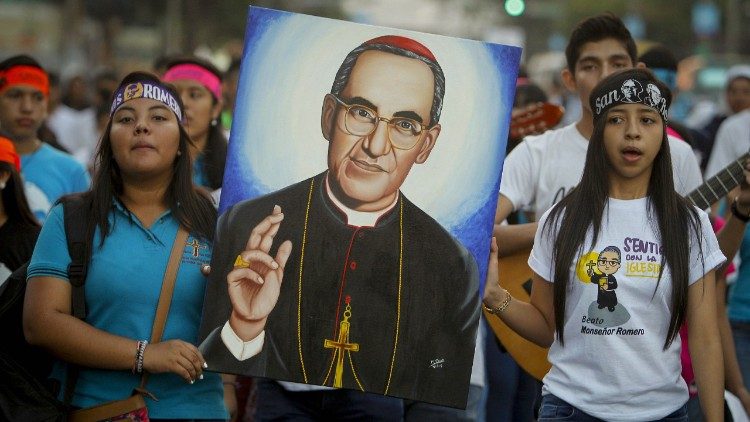 Marcha de jóvenes en El Salvador para la beatificación de Monseñor Romero