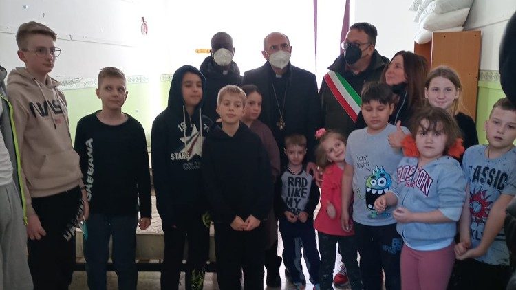 Il vescovo di Avezzano e il sindaco di Cerchio salutano i bambini ucraini accolti