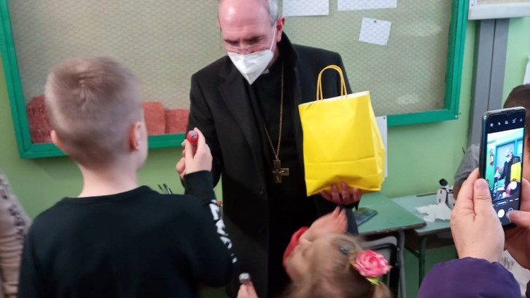 Cerchio: il vescovo di Avezzano consegna doni ai bimbi ucraini