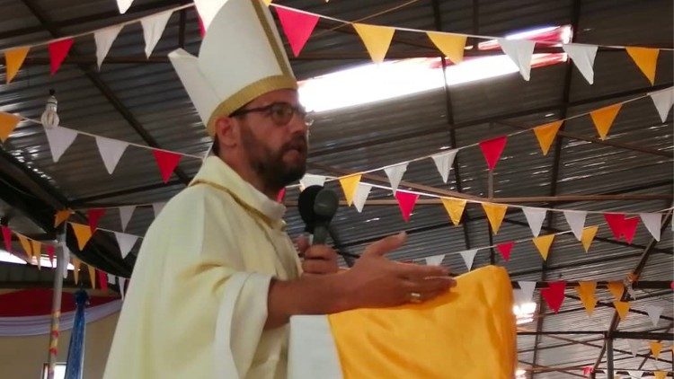 Il vescovo Christian Carlassare durante la celebrazione d'insediamento